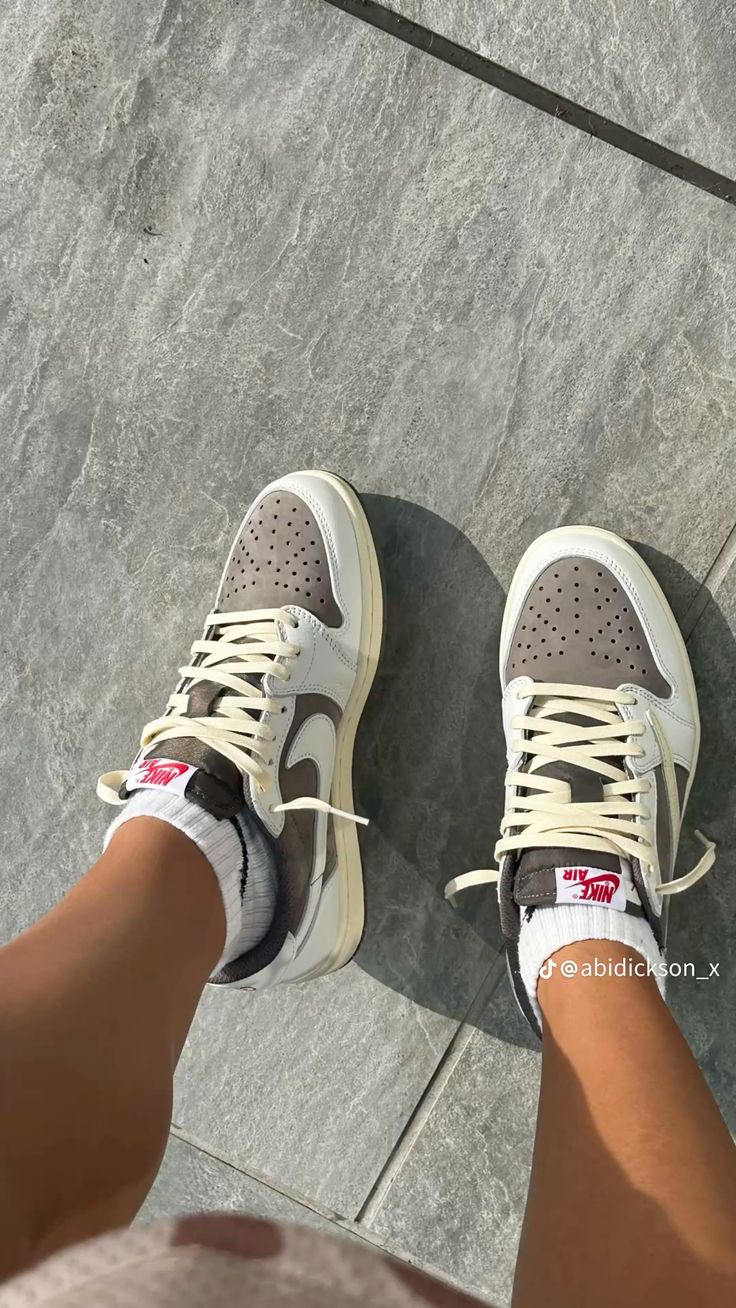 Nike - Travis Scott "Reverse Mocha"