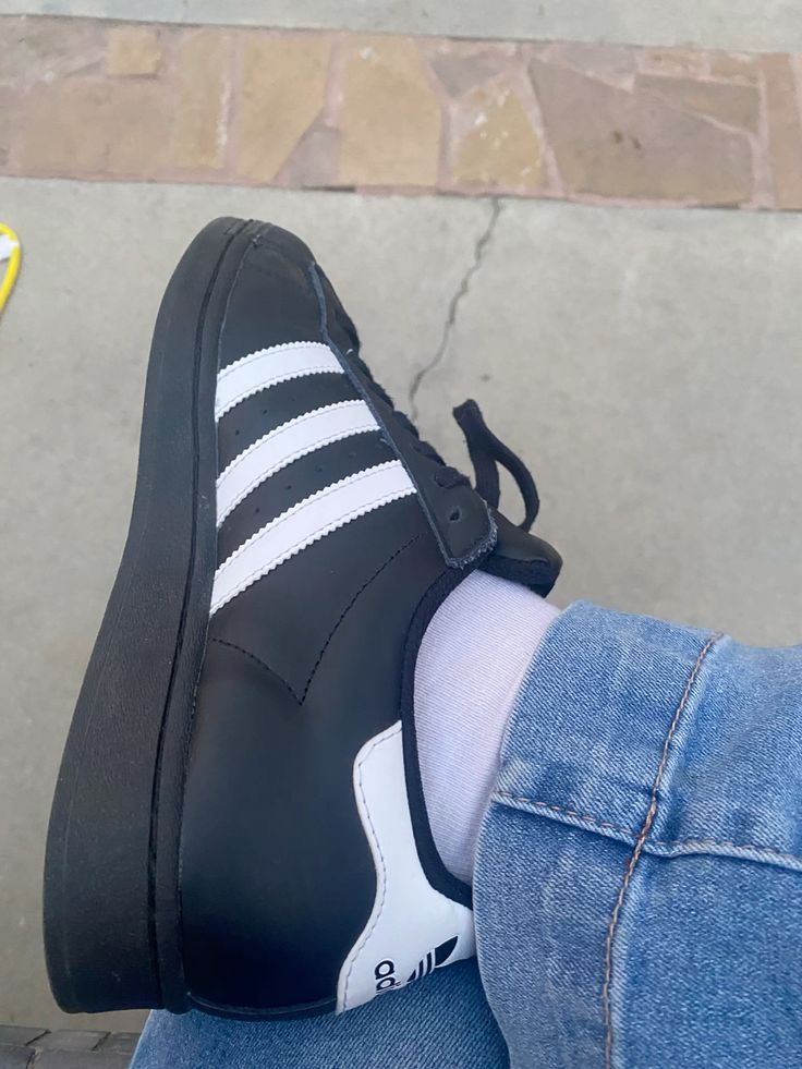 Adidas - Superstar Black