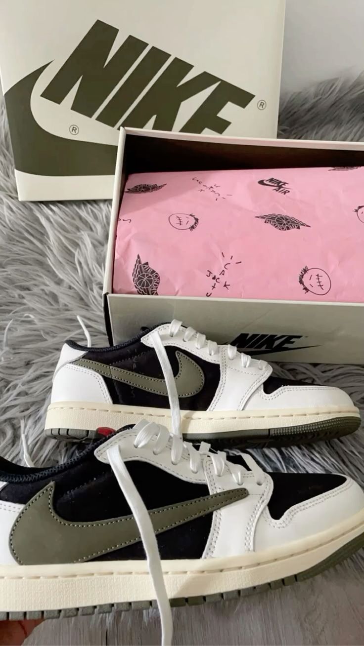 Nike - Travis Scott "Reverse Olive"